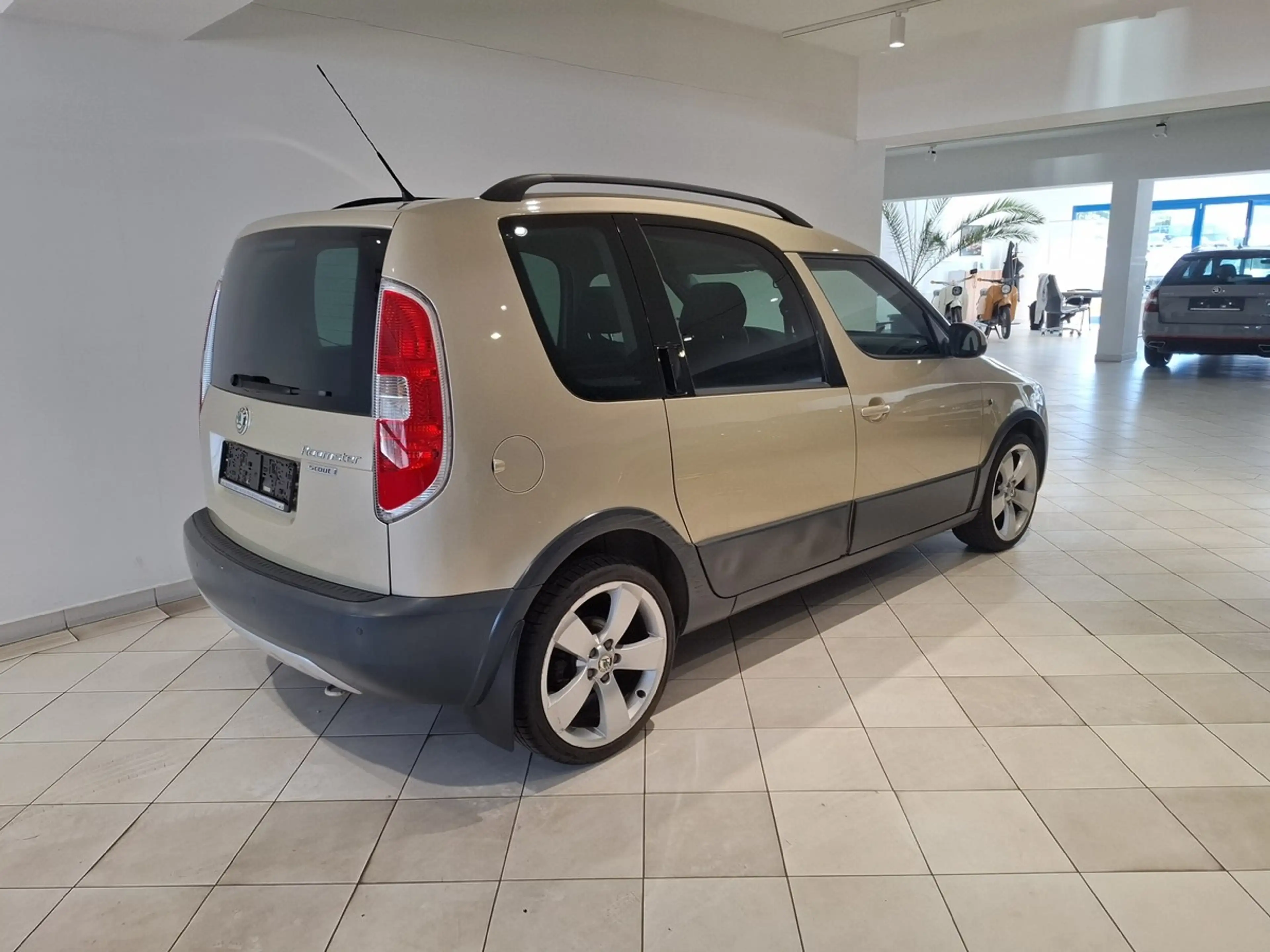 Skoda Roomster Scout 1.2 TSI Panorama Klima PDC — photo 4