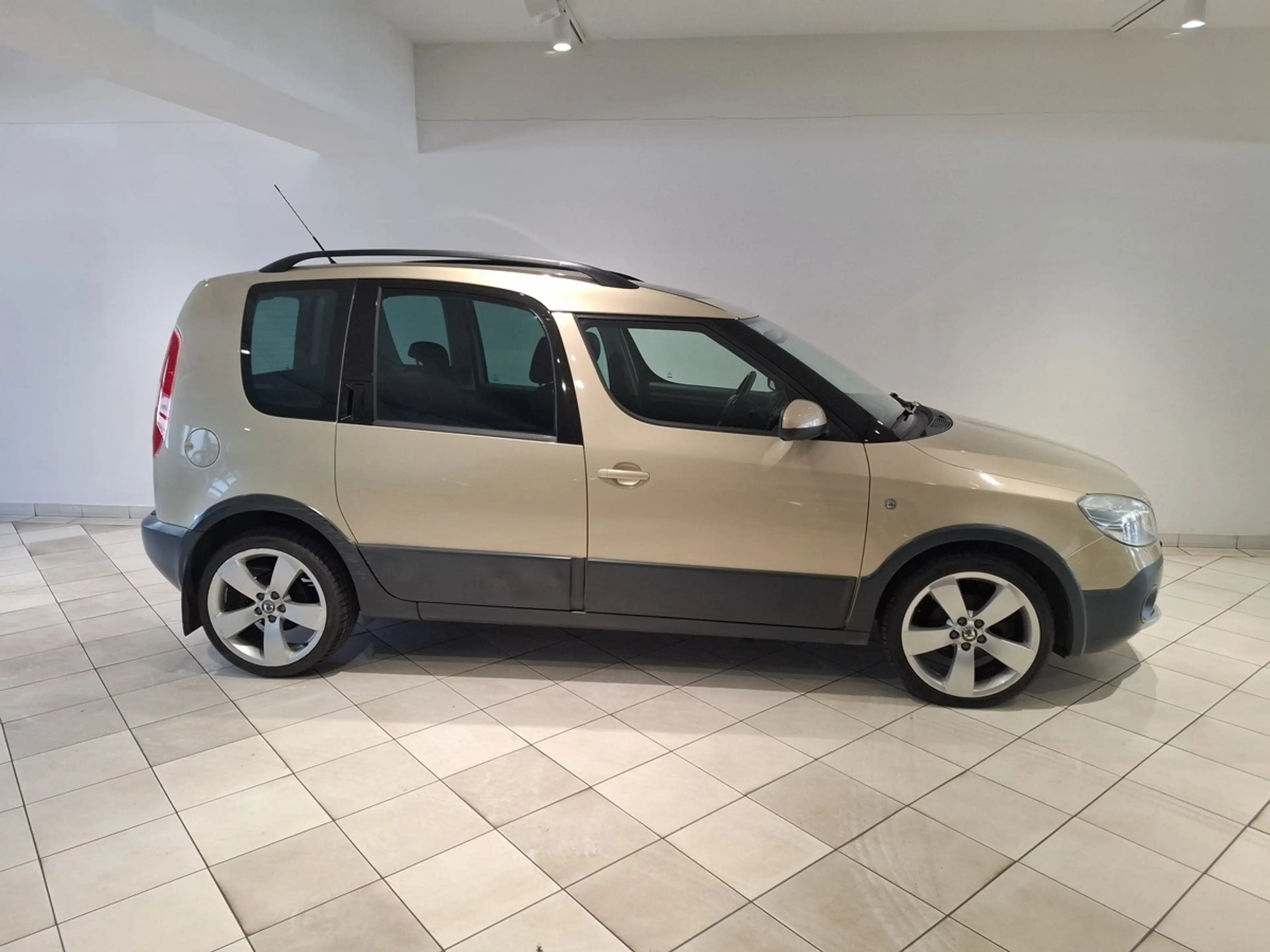 Skoda Roomster Scout 1.2 TSI Panorama Klima PDC — photo 2