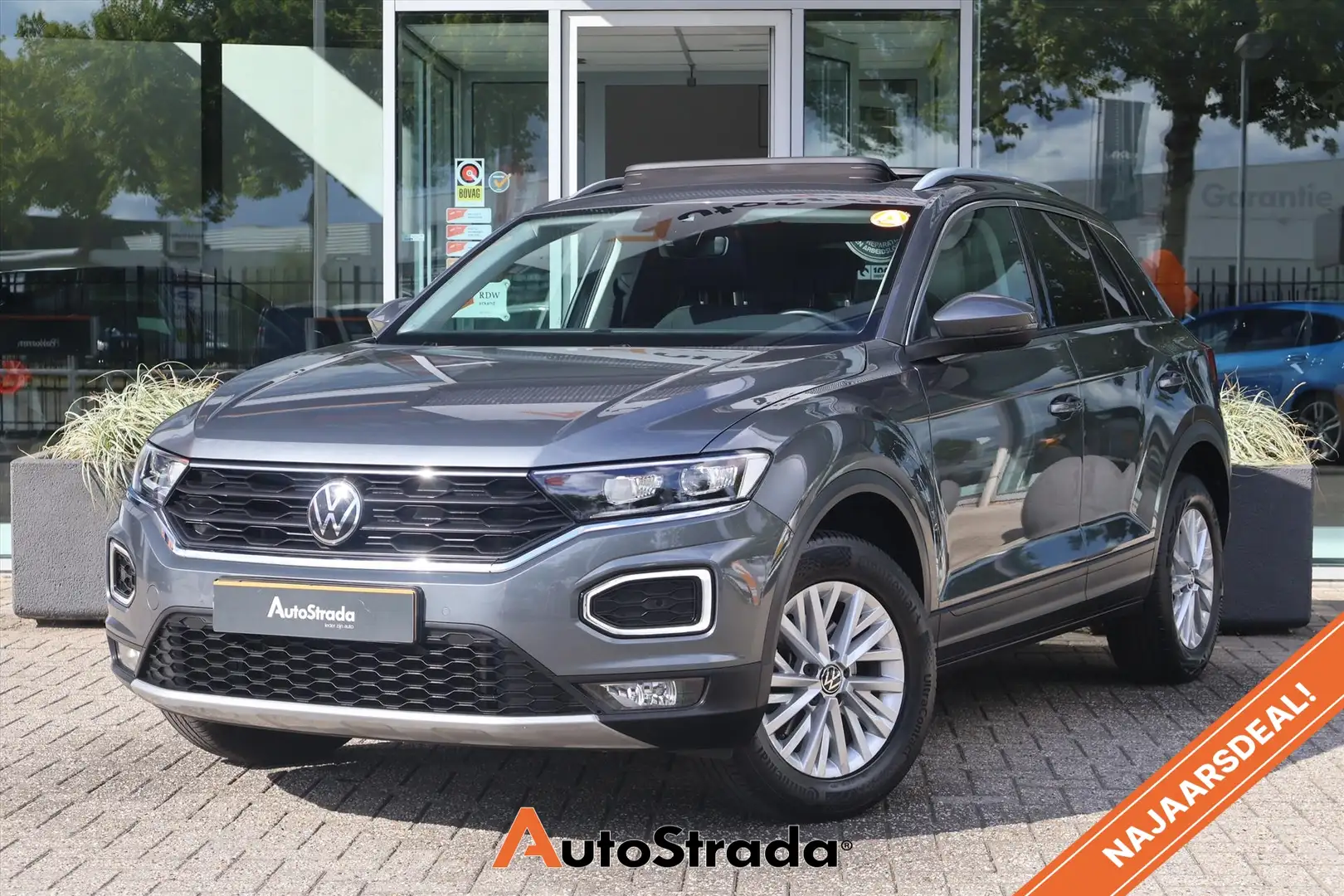 Volkswagen T-Roc 1.0 Style TSI 115pk | Virtual | Pano | Sensoren | Gris - 1
