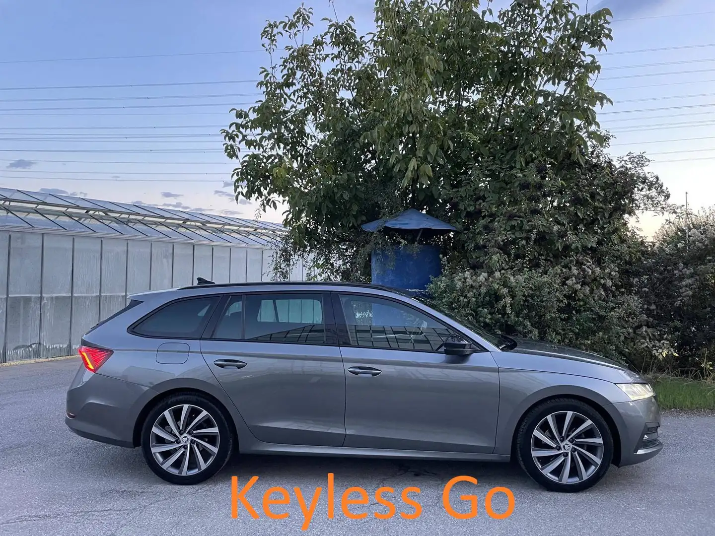 Skoda Octavia Combi 2,0 TDI Style DSG Sportpaket Pano AHK CarPlay ACC Kamera 1.Besitz Grau - 2