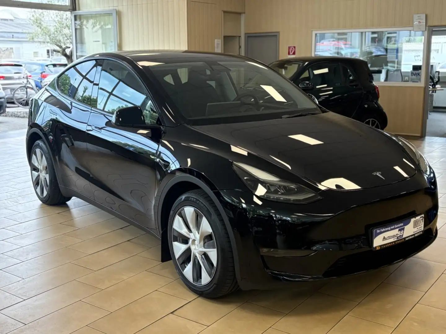 Tesla Model Y Long Range Dual AWD Pano Leder R.Cam LED Schwarz - 1