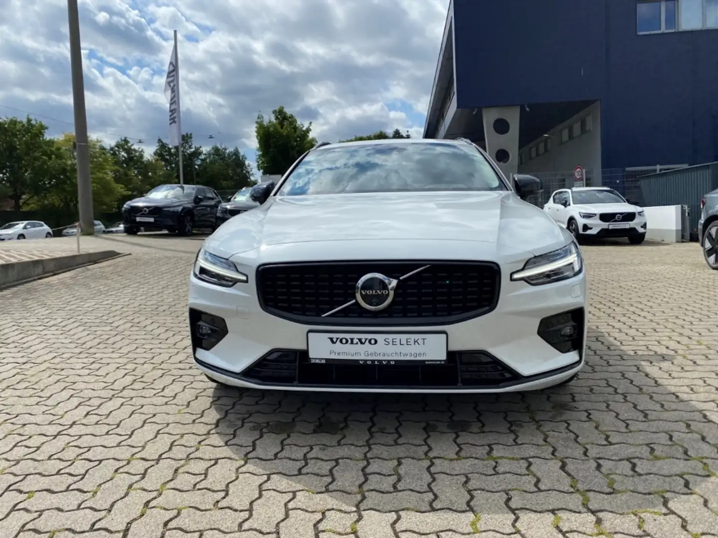 Volvo V60 Plus Dark B4 Benzin AHK Leder Digitales Cockpit Me Weiß - 2