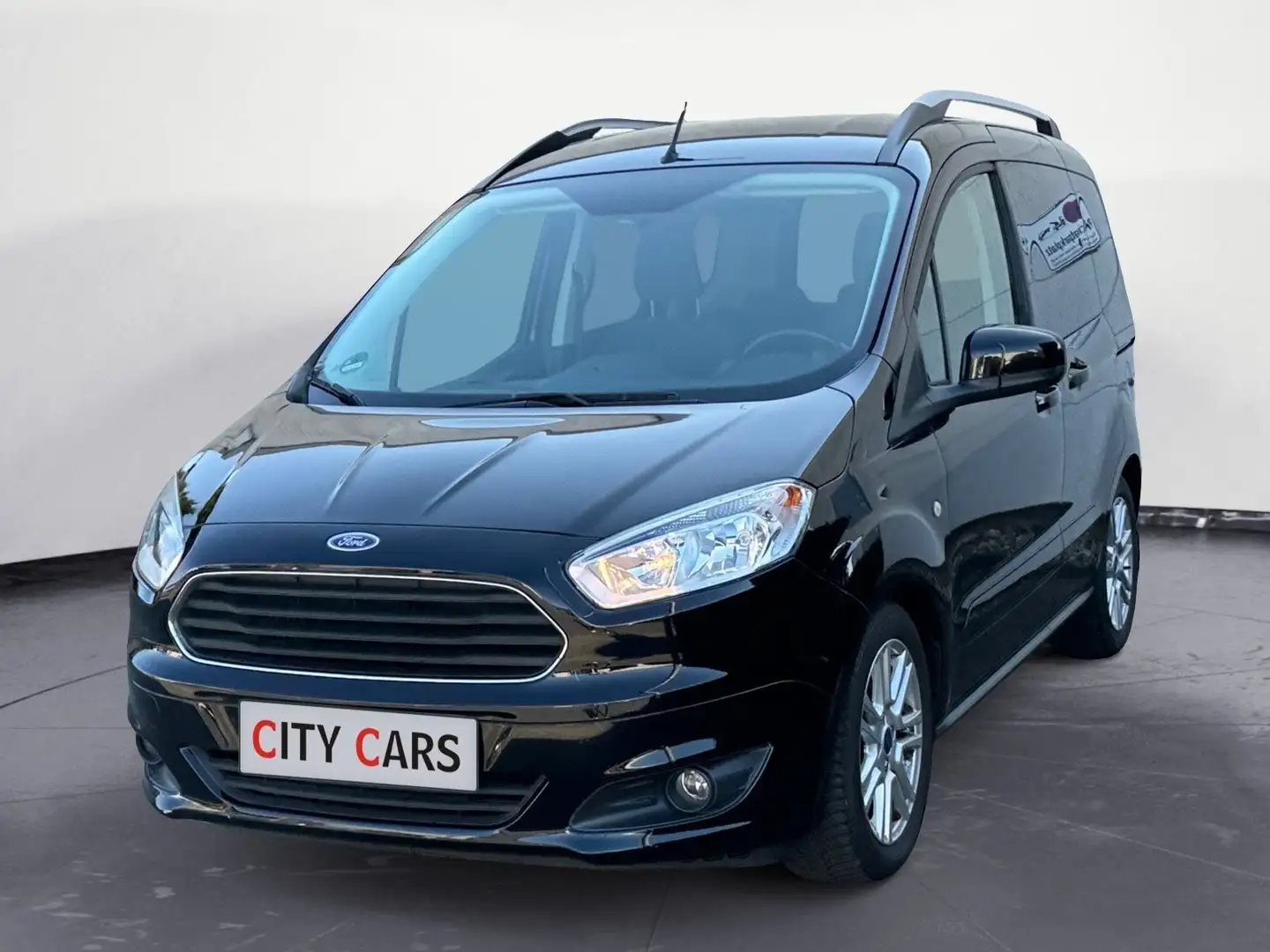 Ford Tourneo Courier Titanium Černá - 1