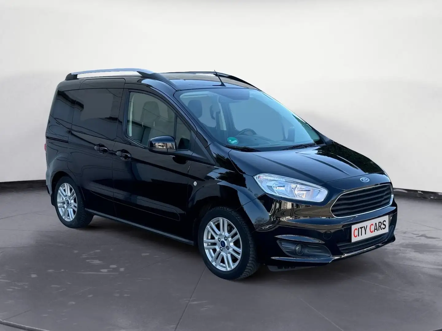 Ford Tourneo Courier Titanium Černá - 2