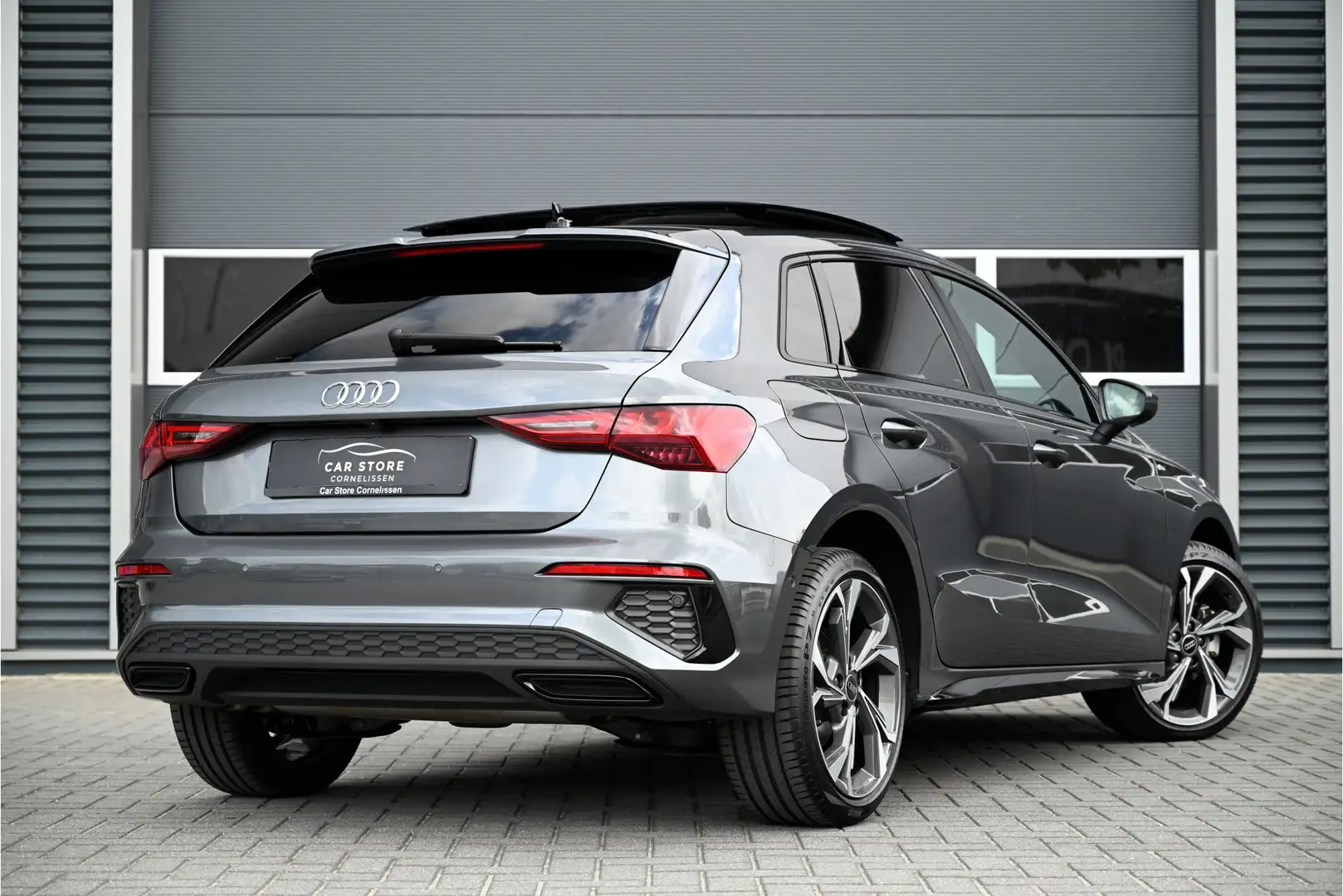 Audi A3 Sportback 40 TFSI e / 3 X S-LINE / PANO / LED MATR Grijs - 2