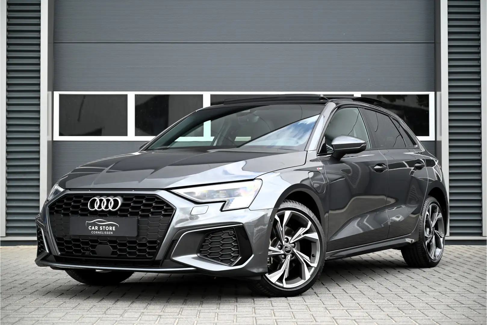 Audi A3 Sportback 40 TFSI e / 3 X S-LINE / PANO / LED MATR Grijs - 1