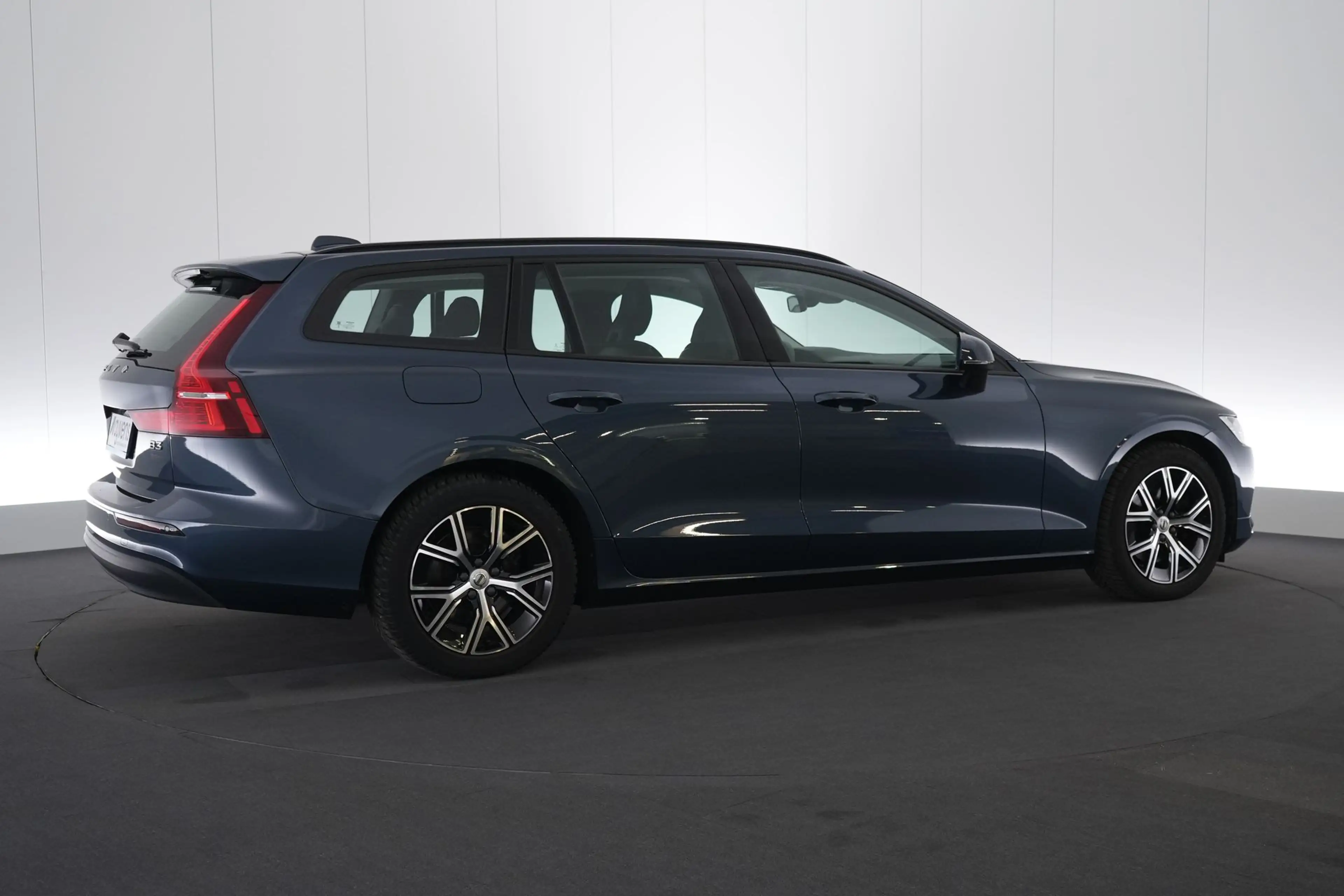 Volvo V60 2.0 B3 MHEV Essential DCT LED GPS PDC CAM Carplay — photo 6