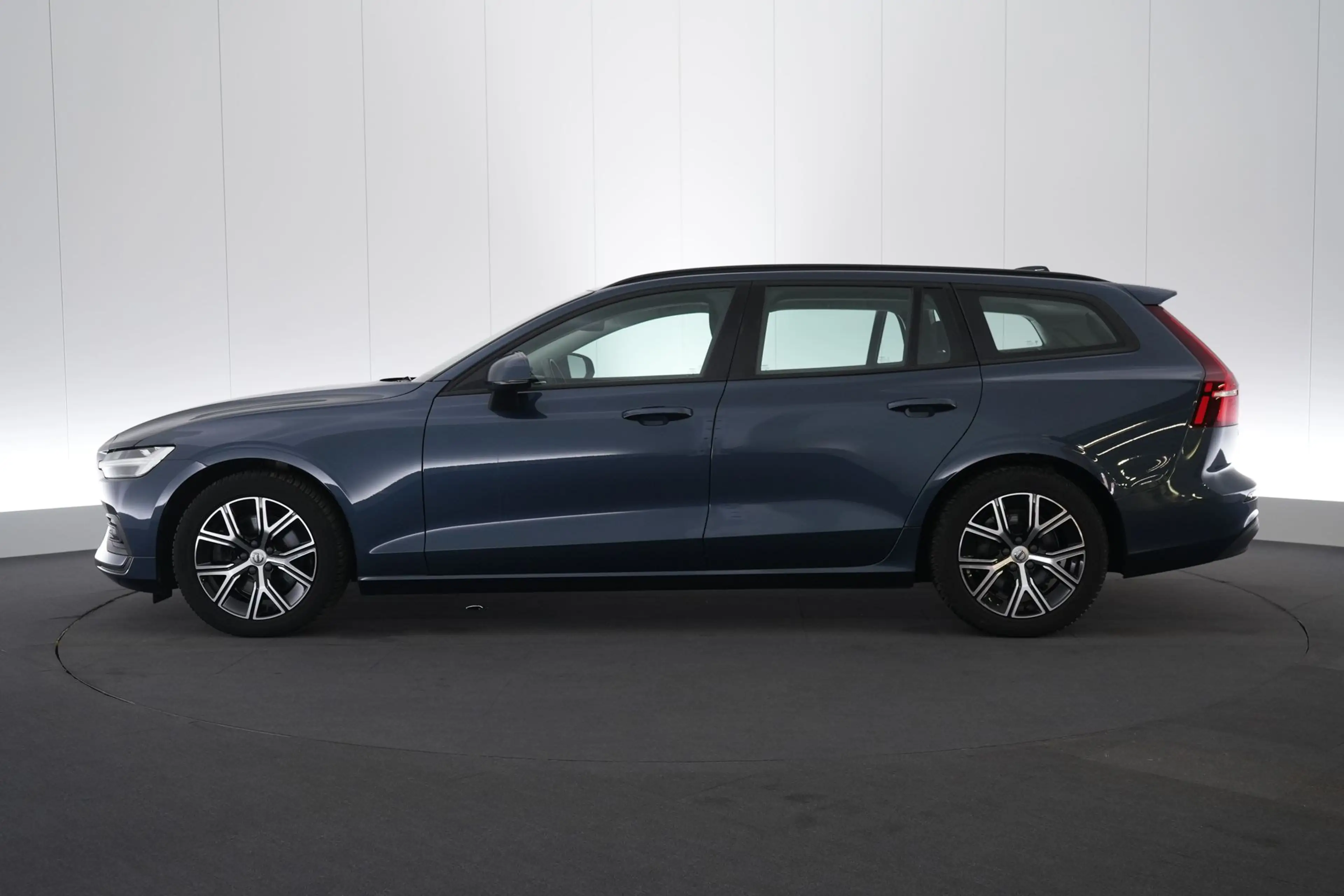 Volvo V60 2.0 B3 MHEV Essential DCT LED GPS PDC CAM Carplay — photo 11