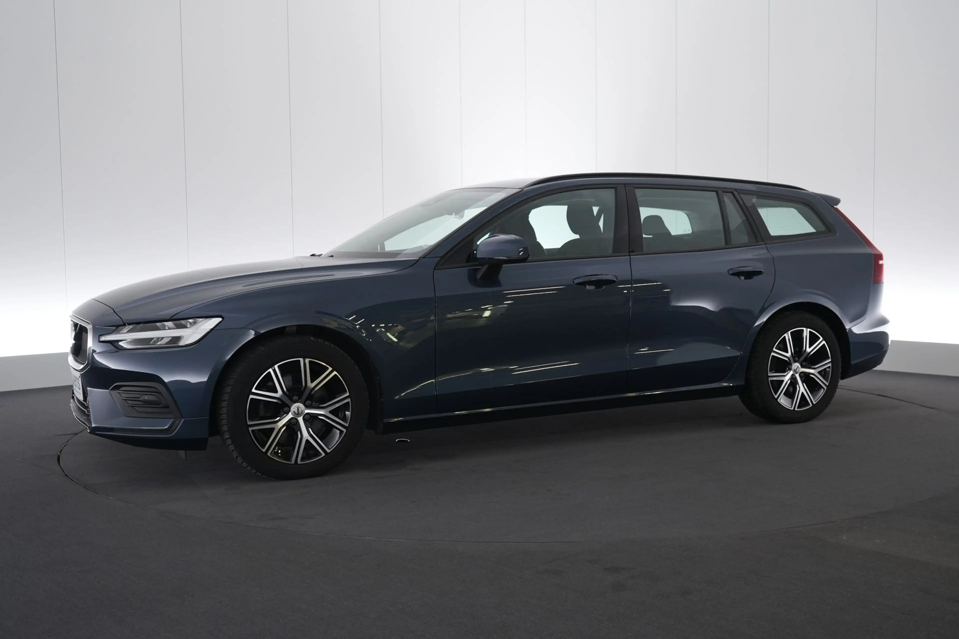 Volvo V60 2.0 B3 MHEV Essential DCT LED GPS PDC CAM Carplay — photo 12