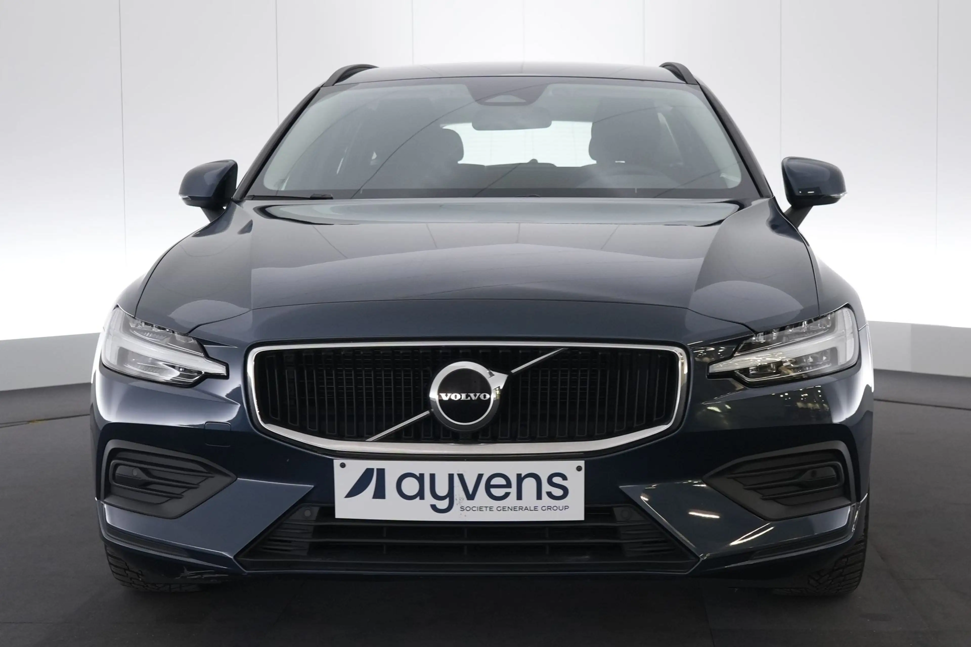 Volvo V60 2.0 B3 MHEV Essential DCT LED GPS PDC CAM Carplay — photo 2