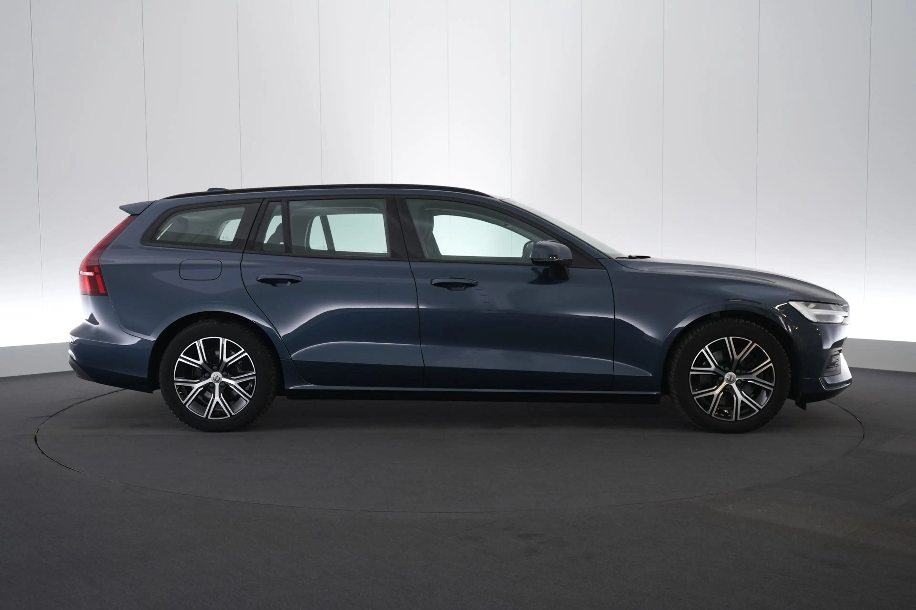 Volvo V60 2.0 B3 MHEV Essential DCT LED GPS PDC CAM Carplay — photo 5
