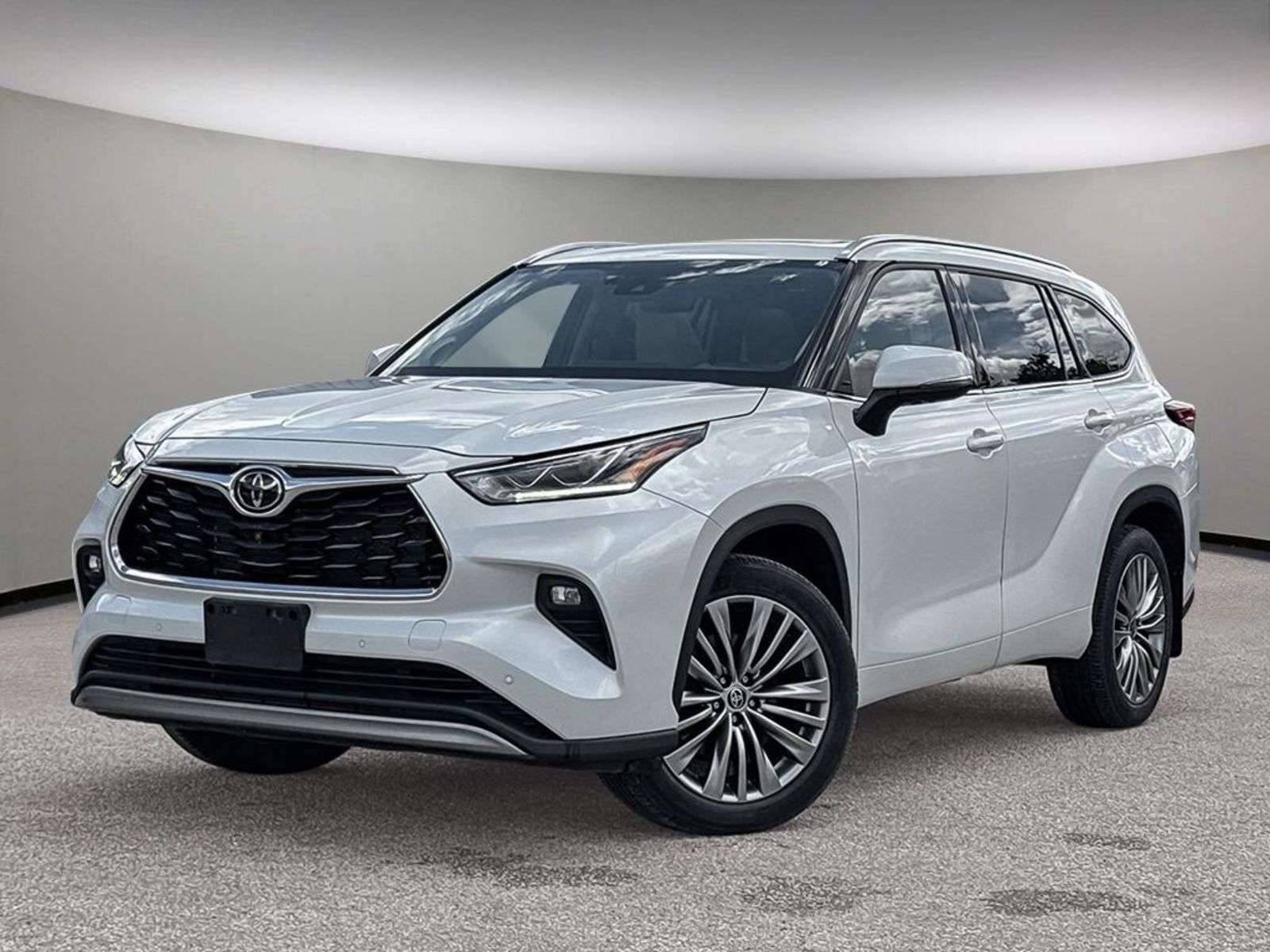 2022 Toyota Highlander Platinum | 2 Sets of Keys | 8-Passenger Seating |