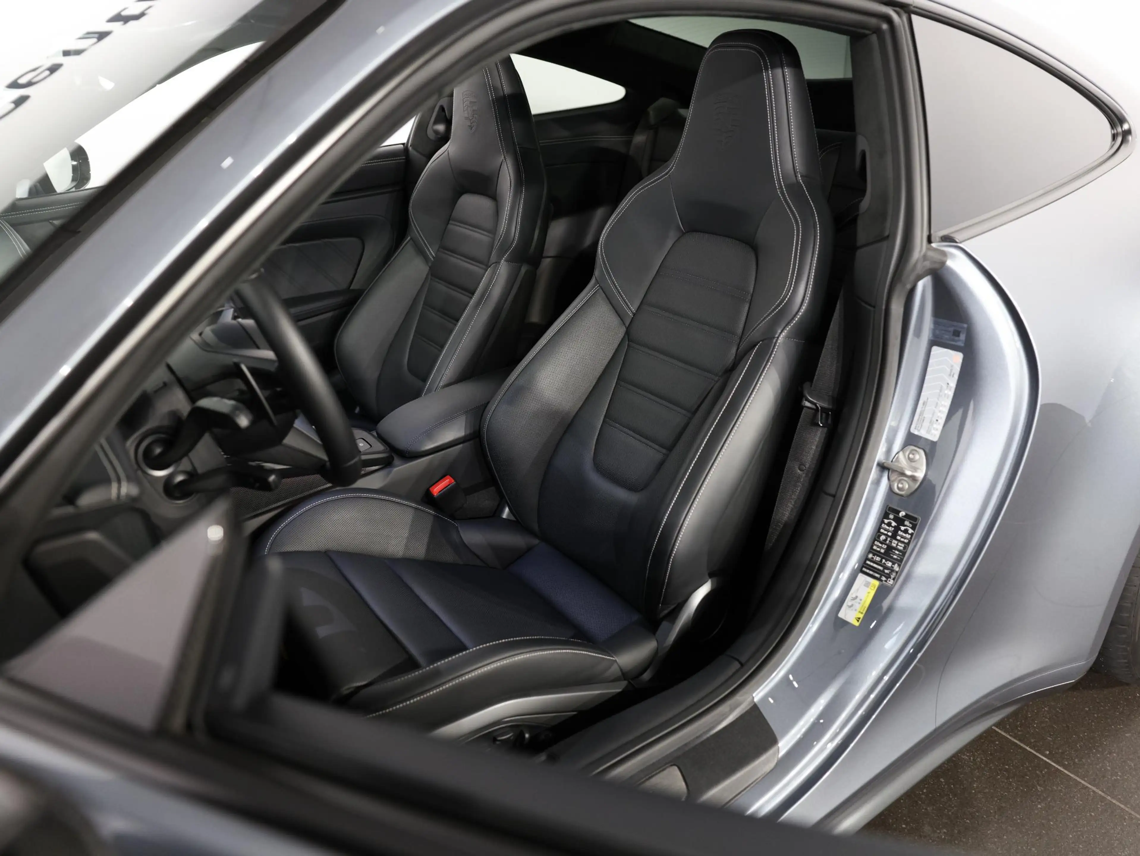 Porsche 992 Carrera 4 GTS — photo 11