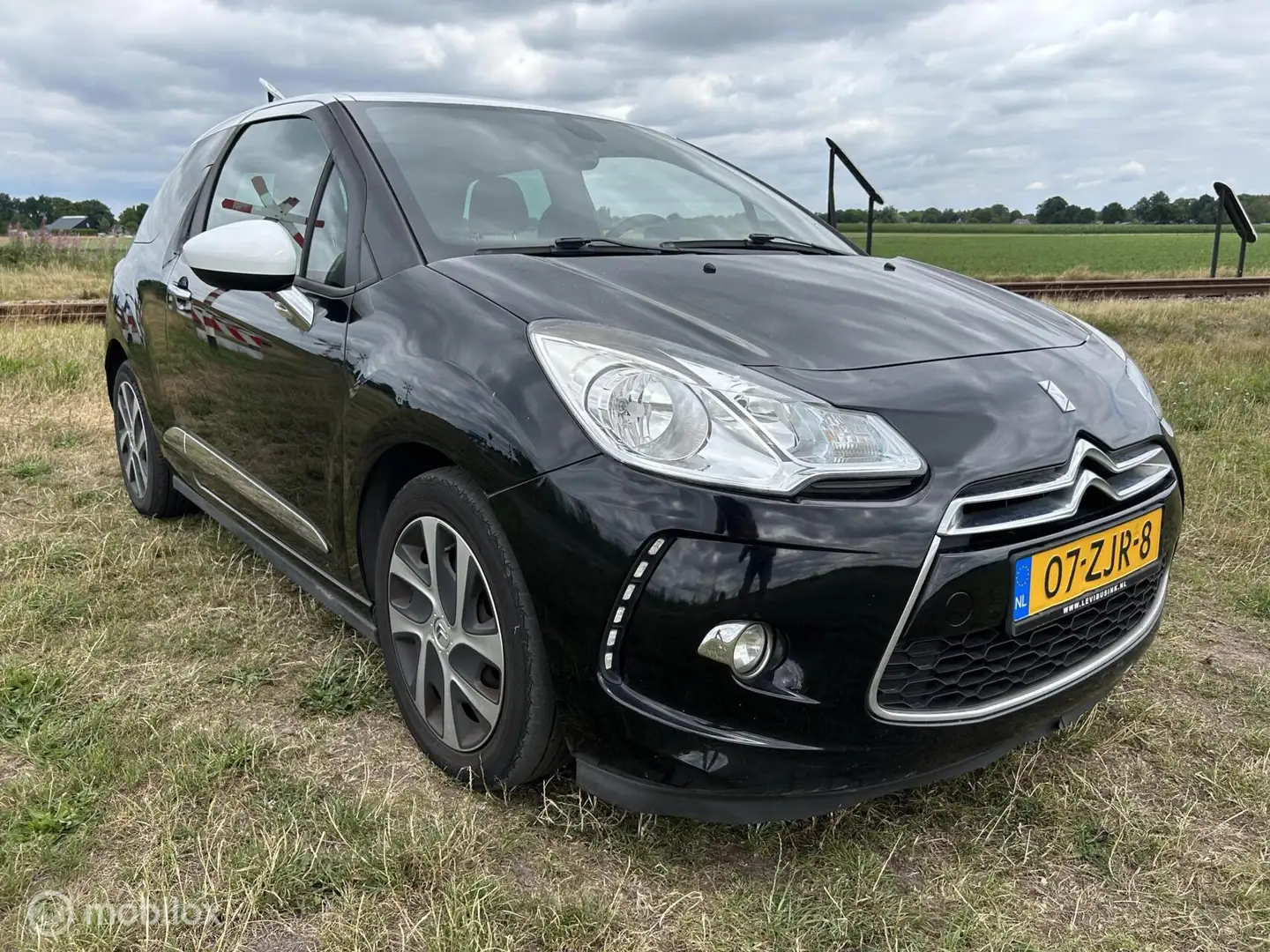 Citroen DS3 1.2 VTi Chic AIRCO NAVI CRUISE APK LEES TEKST Zwart - 2