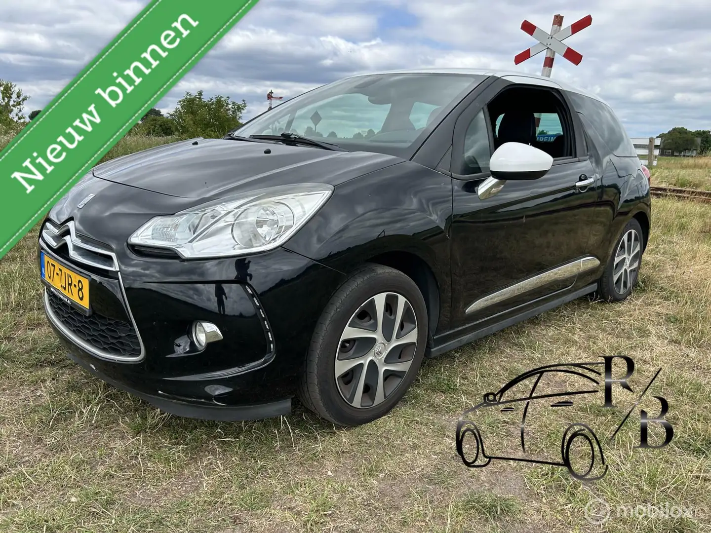 Citroen DS3 1.2 VTi Chic AIRCO NAVI CRUISE APK LEES TEKST Zwart - 1