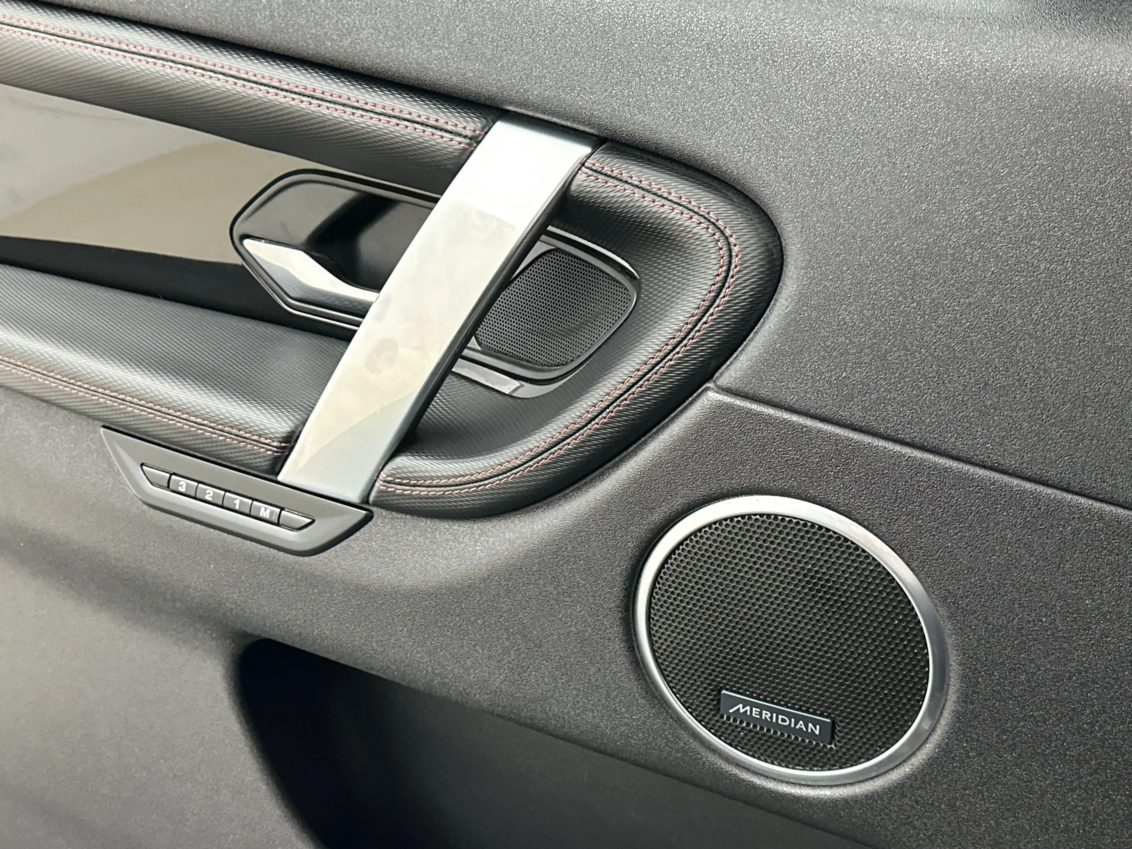 Land Rover Discovery Sport P300e R-Dynamic S AWD Auto. 20 — photo 14