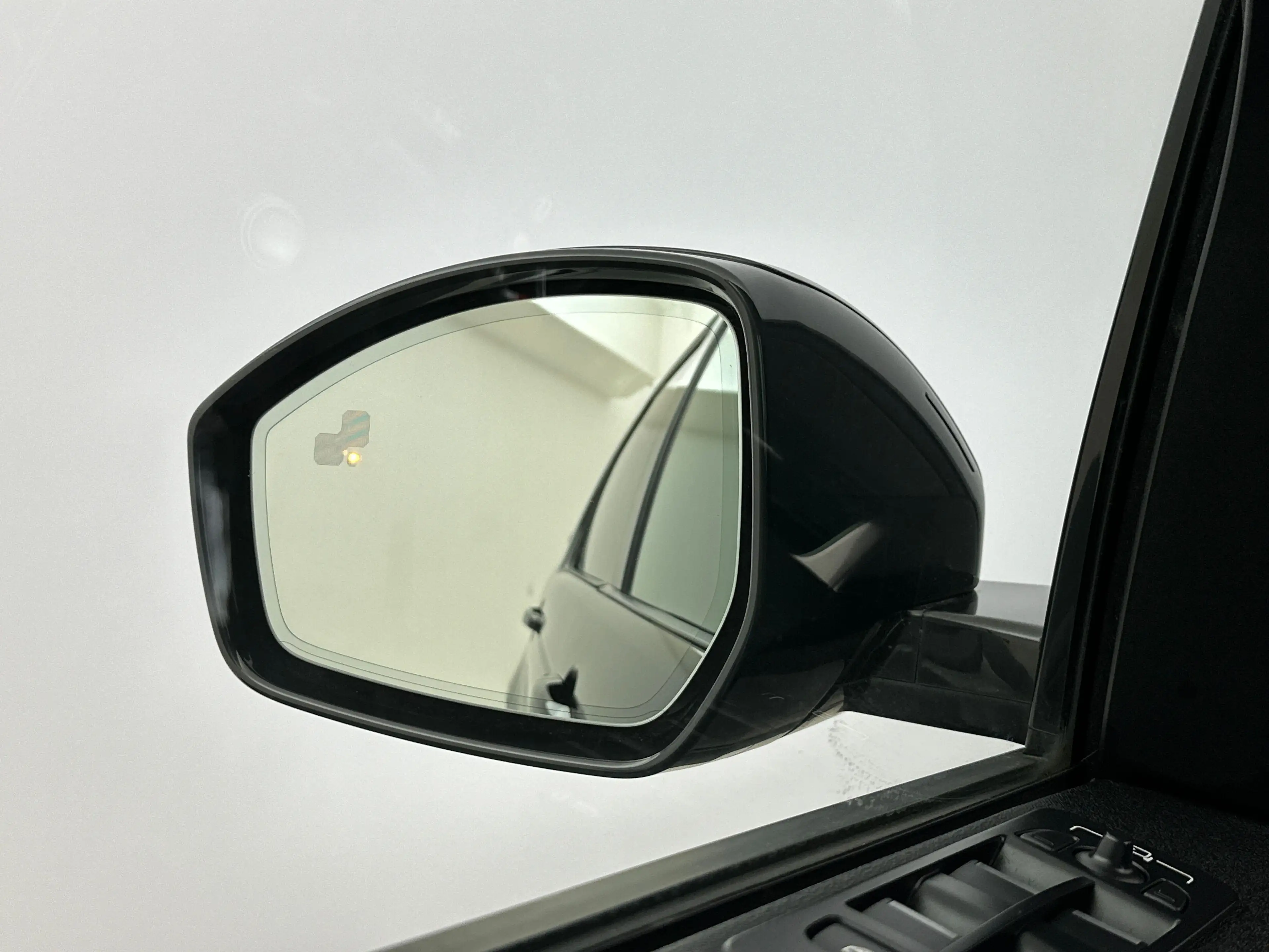 Land Rover Discovery Sport P300e R-Dynamic S AWD Auto. 20 — photo 13