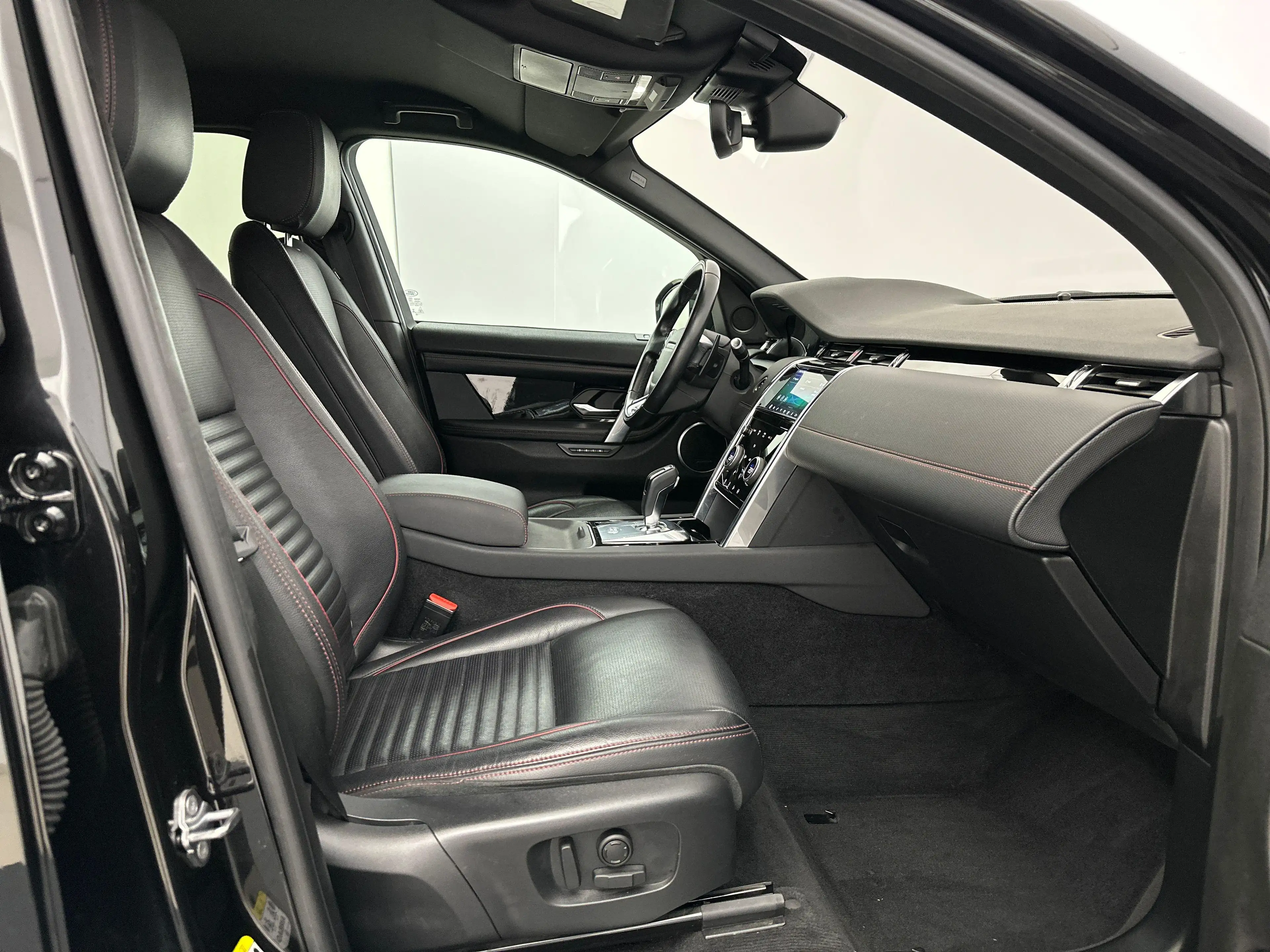 Land Rover Discovery Sport P300e R-Dynamic S AWD Auto. 20 — photo 3