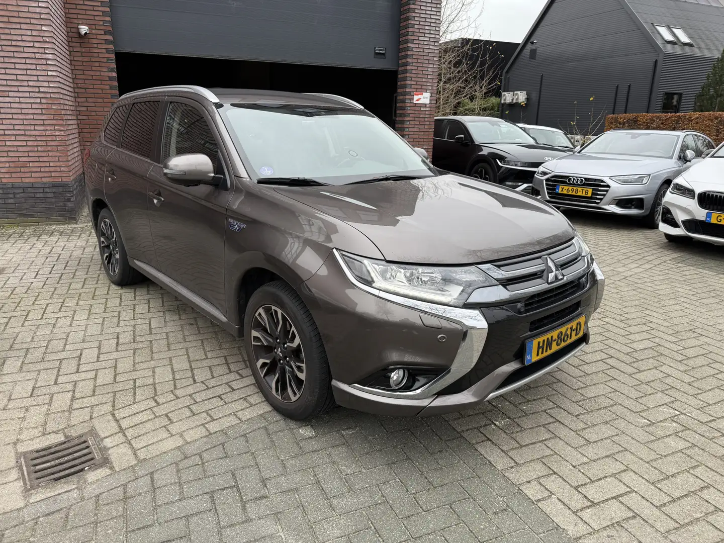 Mitsubishi Outlander 2.0 PHEV instyle | **VERWACHT** | Stoel/Stuurverwa Brown - 2