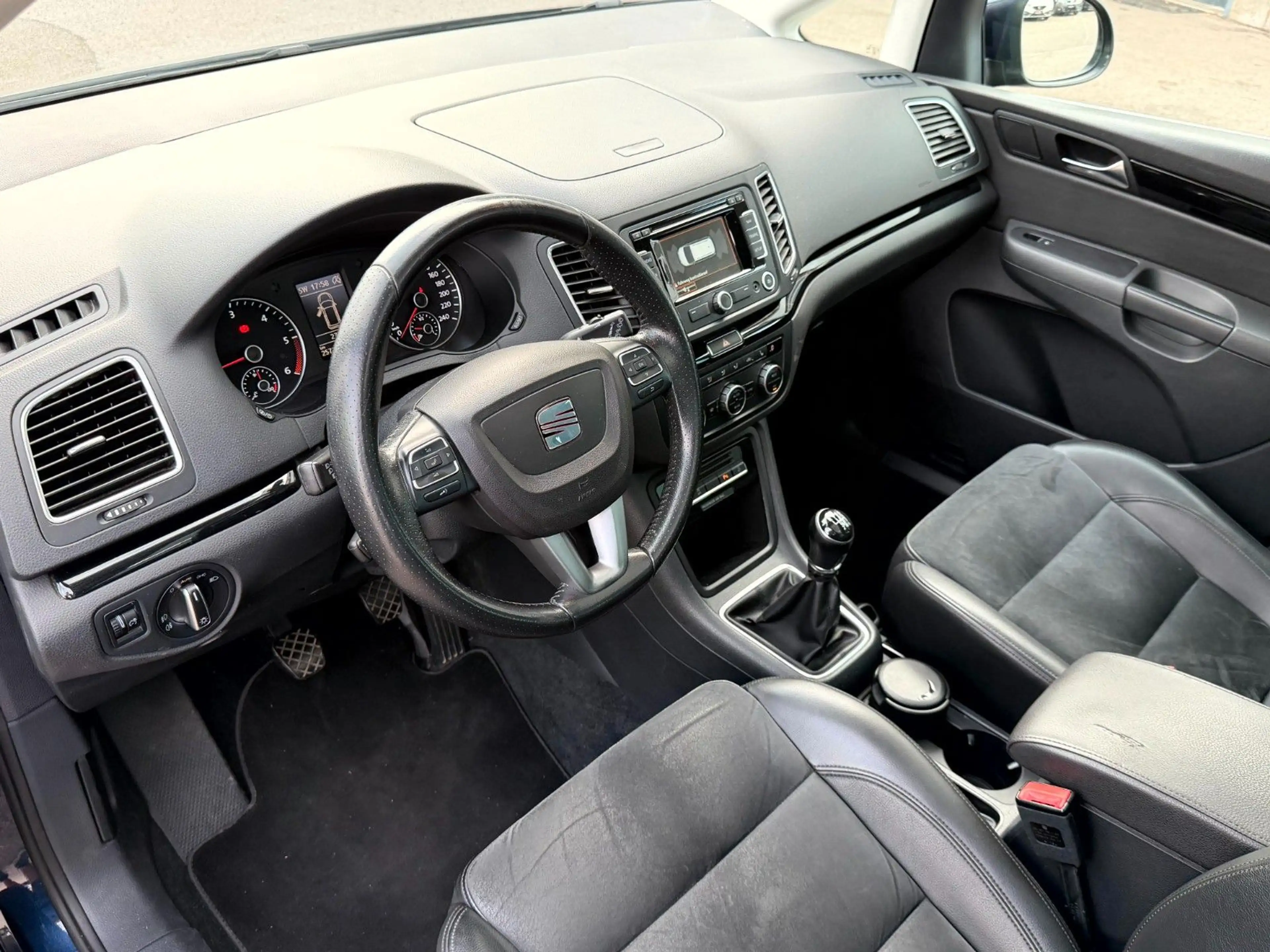SEAT Alhambra 2.0 TDI Sport Nav_Xenon_Pano_Kamera_AHK — photo 10