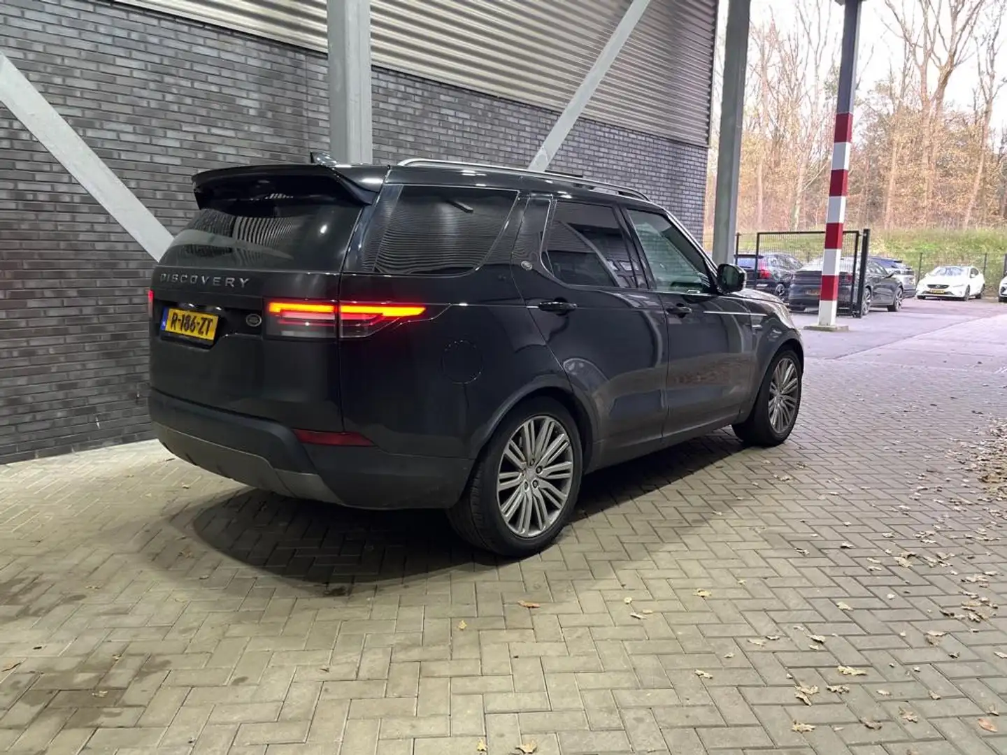 Land Rover Discovery 2.0 Sd4 HSE Luxury | Panoramadak | Luchtvering | C Zwart - 2