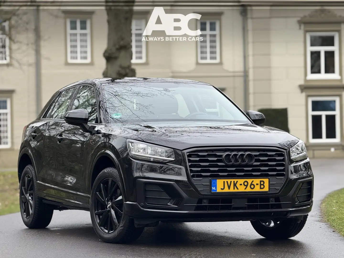 Audi Q2 35 TFSI S Edition Schwarz - 1