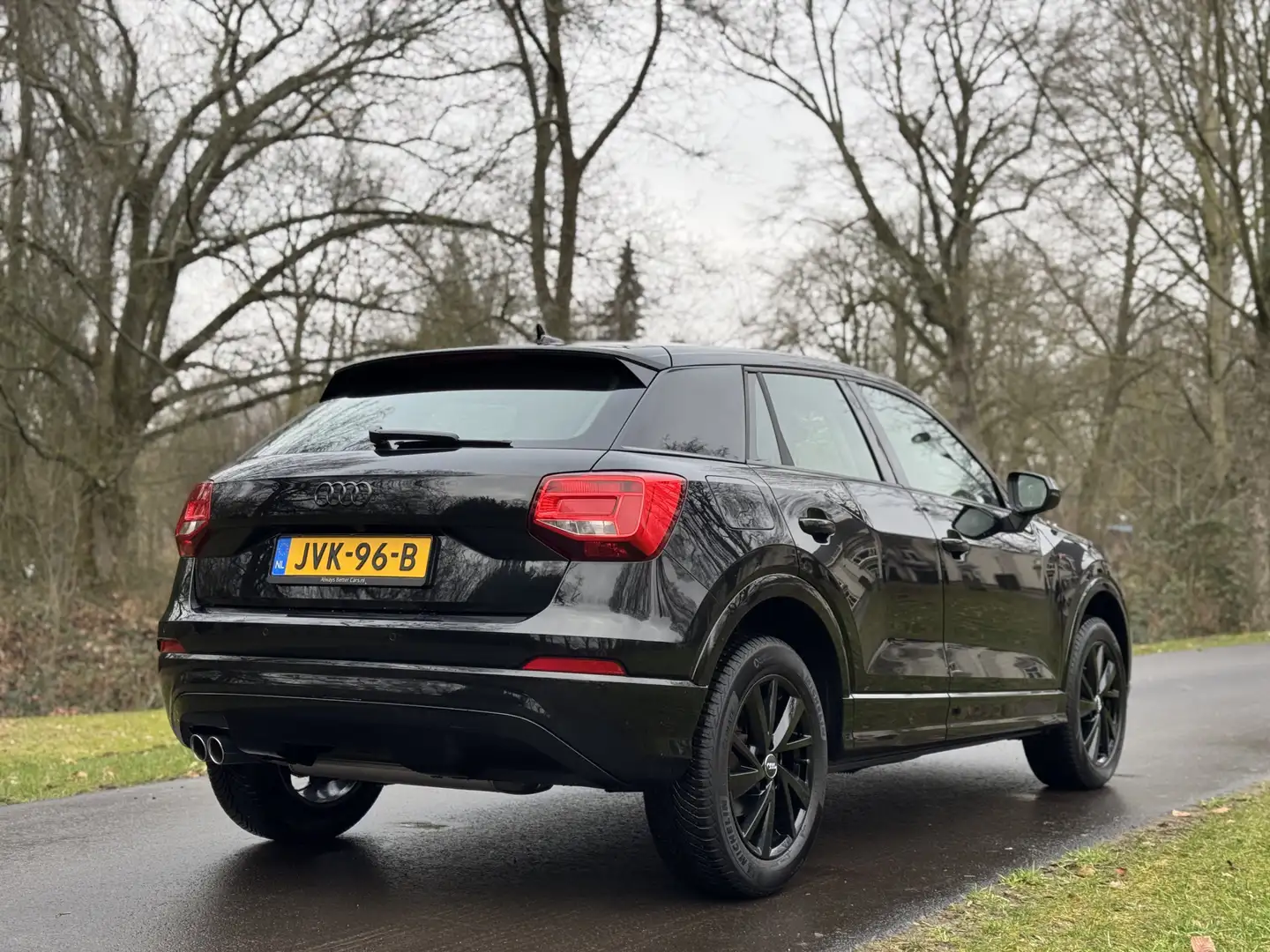 Audi Q2 35 TFSI S Edition Schwarz - 2