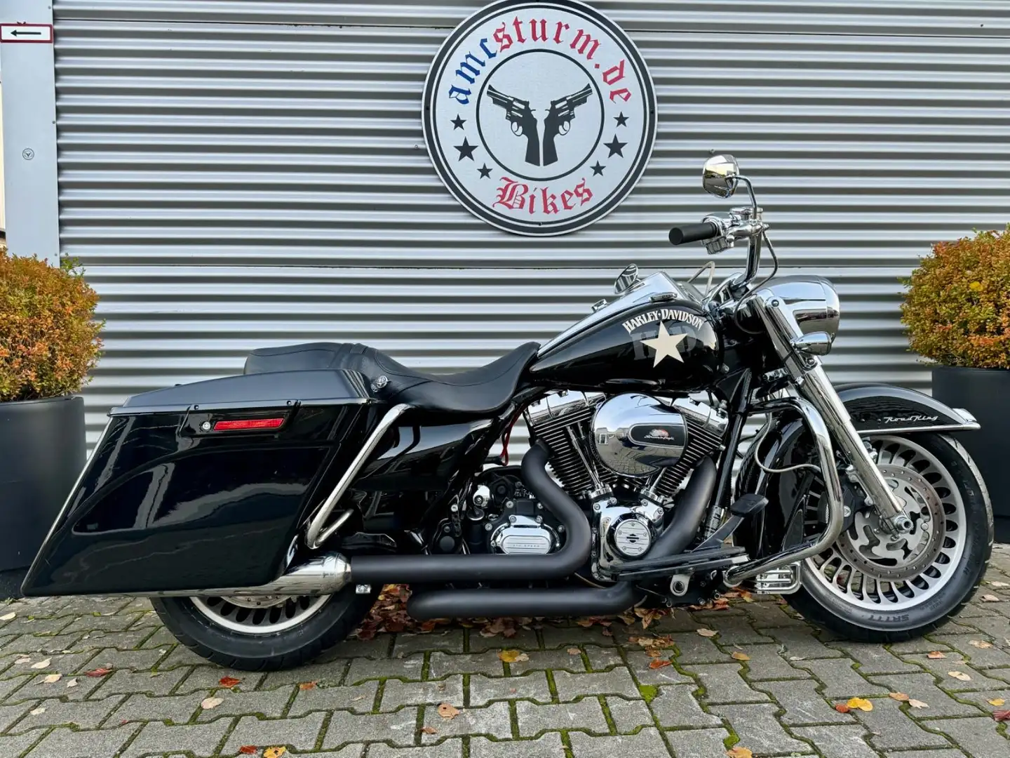 Harley-Davidson FLHP 103-er Road King 'Low Rider* Edition Zwart - 1