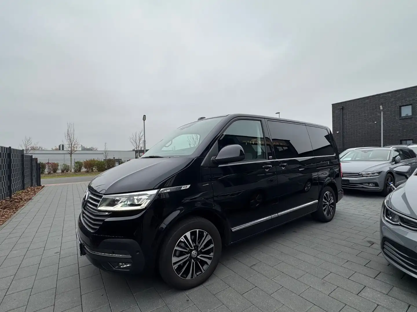 Volkswagen T6 Multivan Six 2.0TDI DSG ACC DSG AHK LED Kam Noir - 2