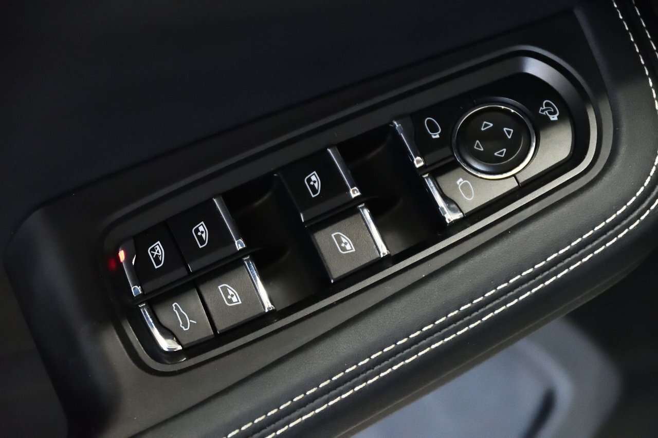 2023 Porsche Macan GTS / Premium + / Sport chrono / Carplay / Vehicle thumb 13