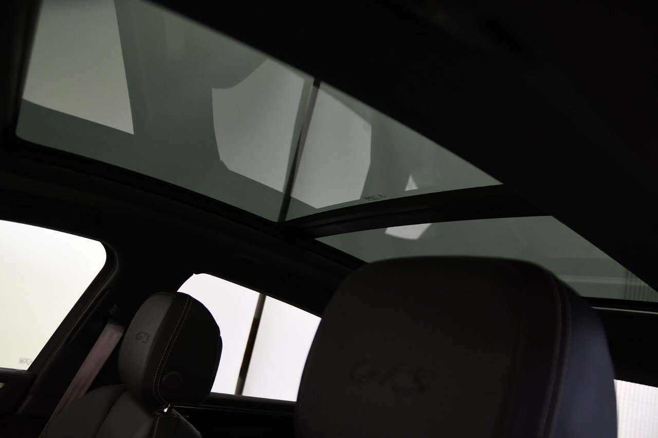 2023 Porsche Macan GTS / Premium + / Sport chrono / Carplay / Vehicle thumb 17