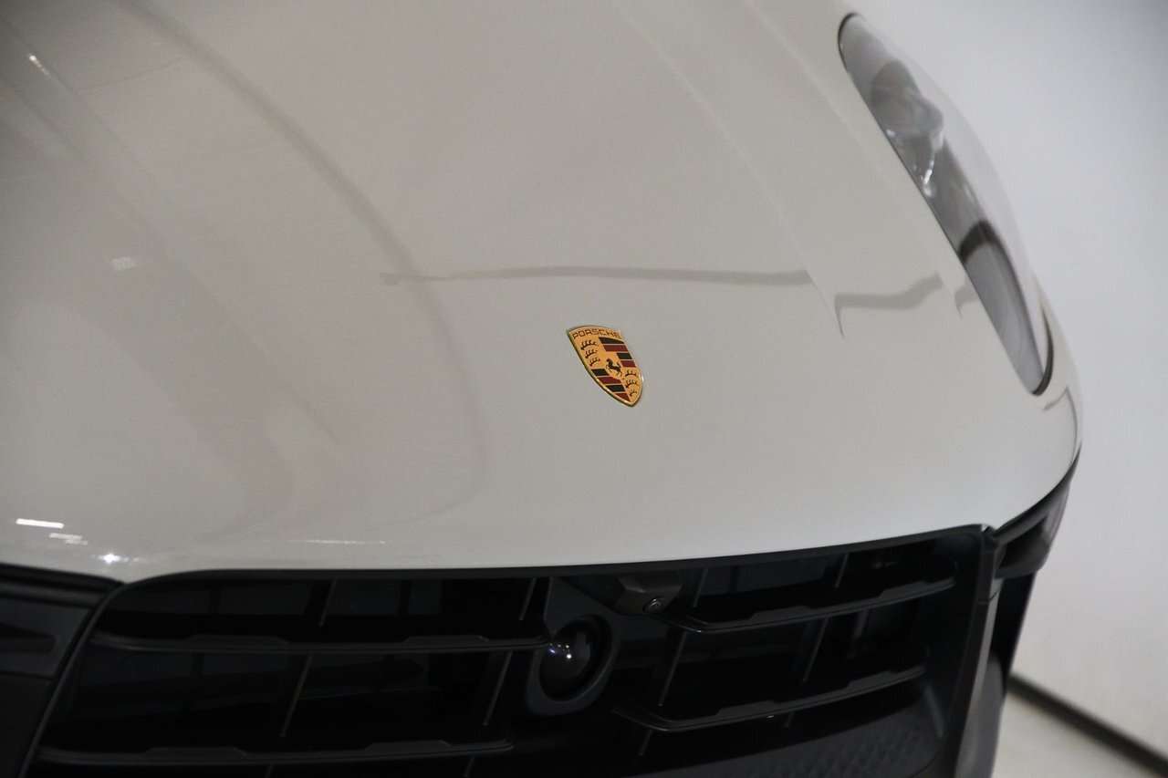 2023 Porsche Macan GTS / Premium + / Sport chrono / Carplay / Vehicle alt 4
