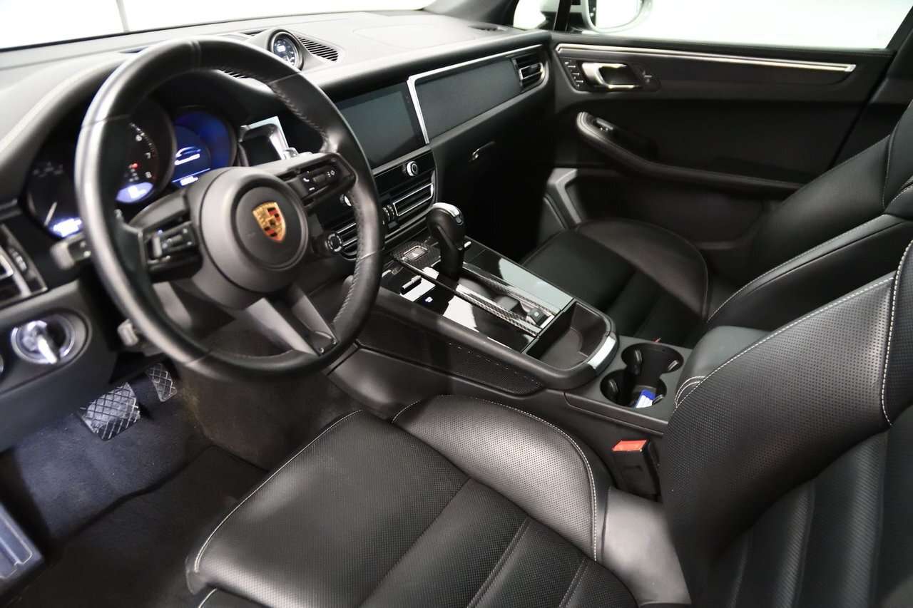 2023 Porsche Macan GTS / Premium + / Sport chrono / Carplay / Vehicle thumb 11
