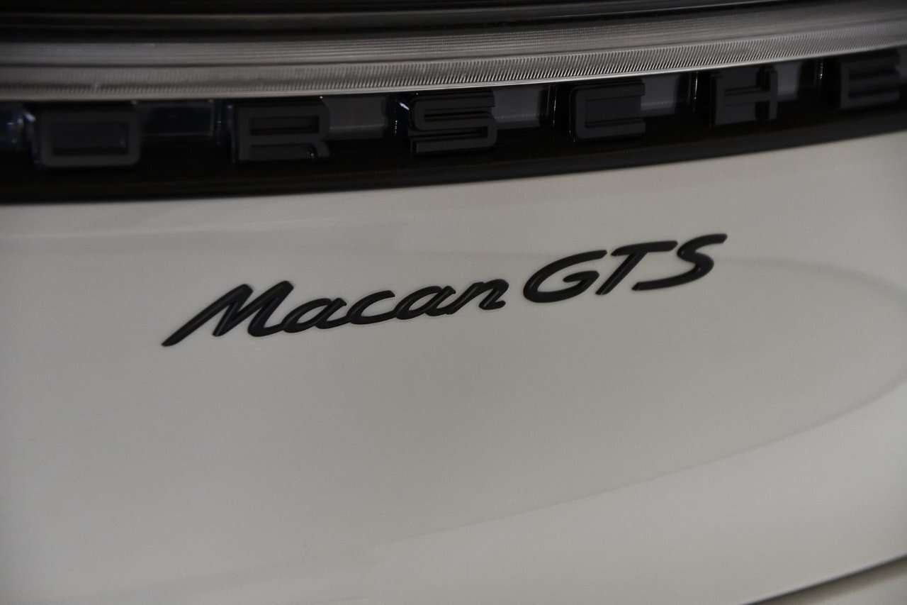 2023 Porsche Macan GTS / Premium + / Sport chrono / Carplay / Vehicle thumb 9