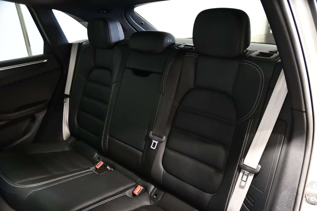 2023 Porsche Macan GTS / Premium + / Sport chrono / Carplay / Vehicle thumb 16