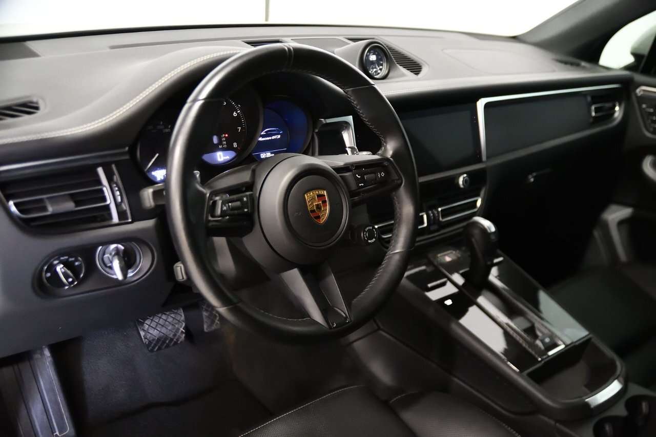 2023 Porsche Macan GTS / Premium + / Sport chrono / Carplay / Vehicle alt 2