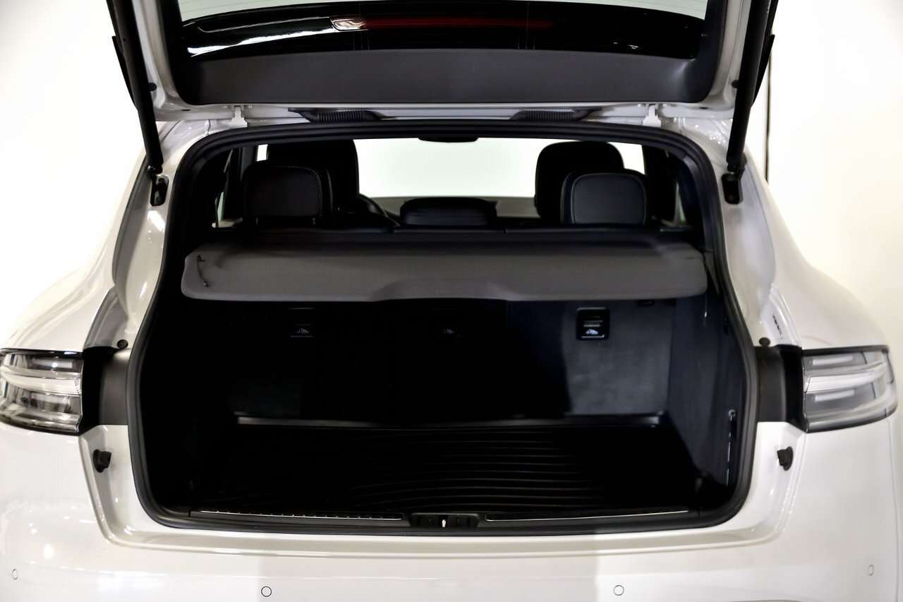 2023 Porsche Macan GTS / Premium + / Sport chrono / Carplay / Vehicle thumb 10