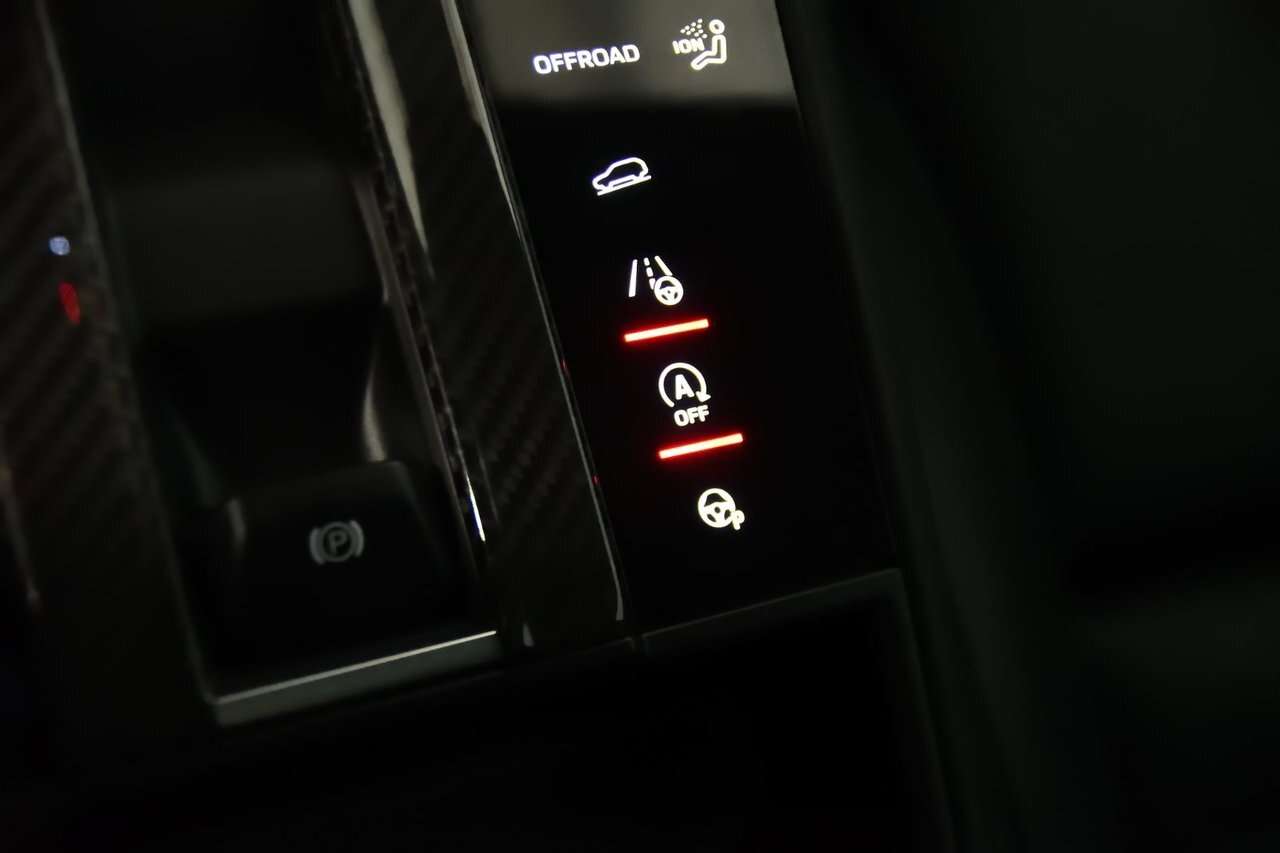 2023 Porsche Macan GTS / Premium + / Sport chrono / Carplay / Vehicle thumb 26