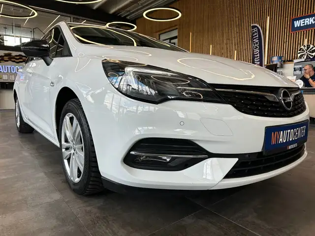 Opel Astra view 3