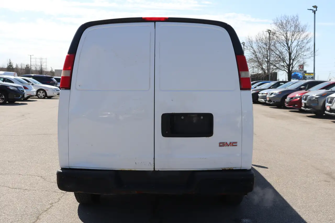 GMC Savana снимка GMC Savana