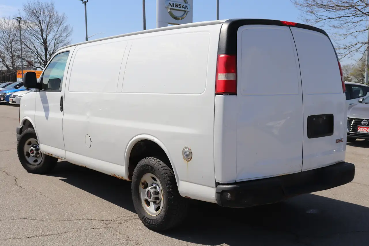 GMC Savana снимка GMC Savana
