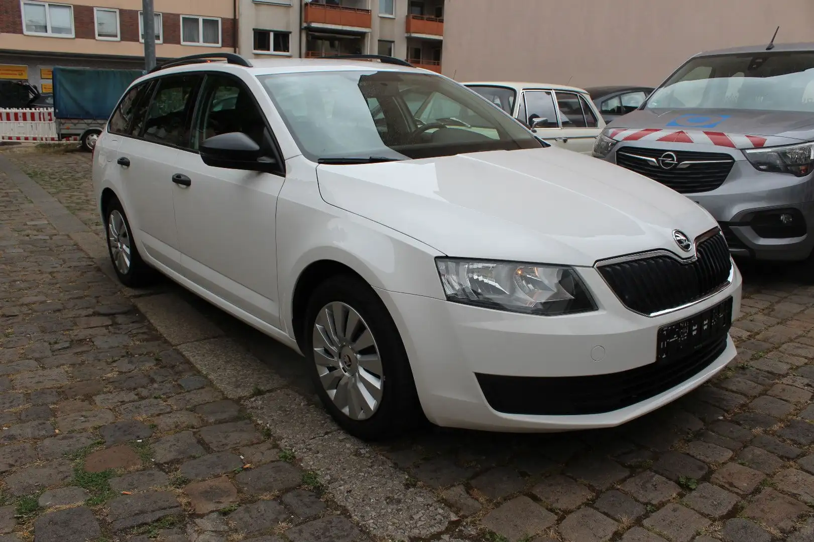 Skoda Octavia Combi 1.6 TDI Active Top Zustand Weiß - 2