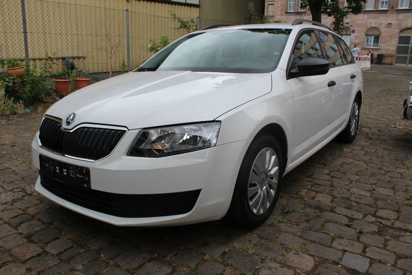 Skoda Octavia Combi 1.6 TDI Active Top Zustand Weiß - 1