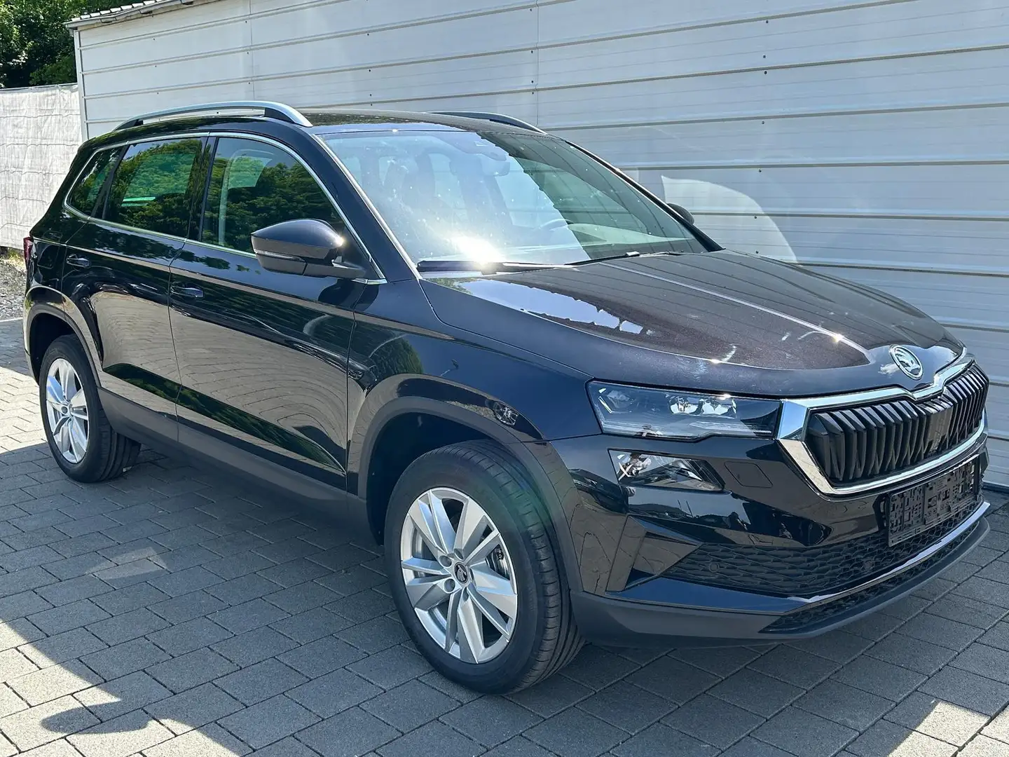Skoda Karoq Extra Plus 2.0 TDI DSG AHK*Android Auto*Matrix*... Schwarz - 1