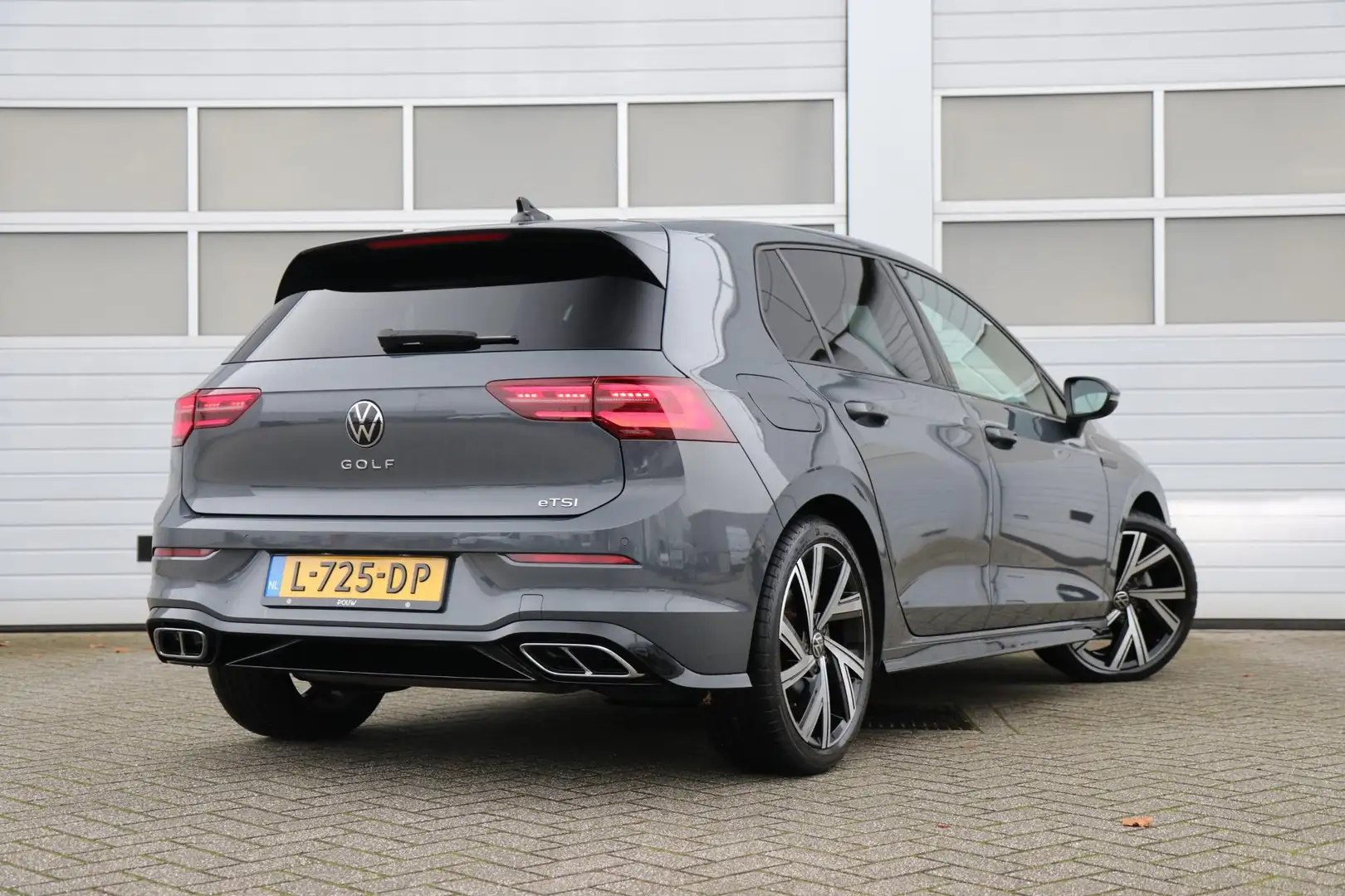 Volkswagen Golf 1.5 eTSI 150pk DSG R-Line | Navigatie | Achteruitr Gris - 2