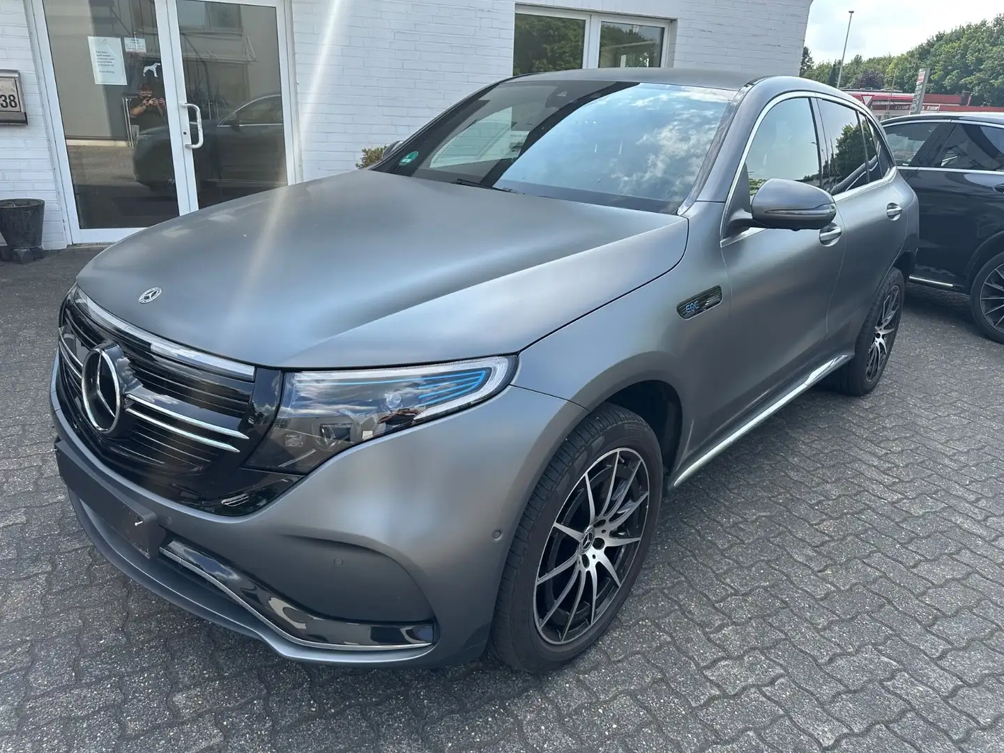Mercedes-Benz EQC 400 400 4M AMG Line Laser 360° Distronic Grijs - 1