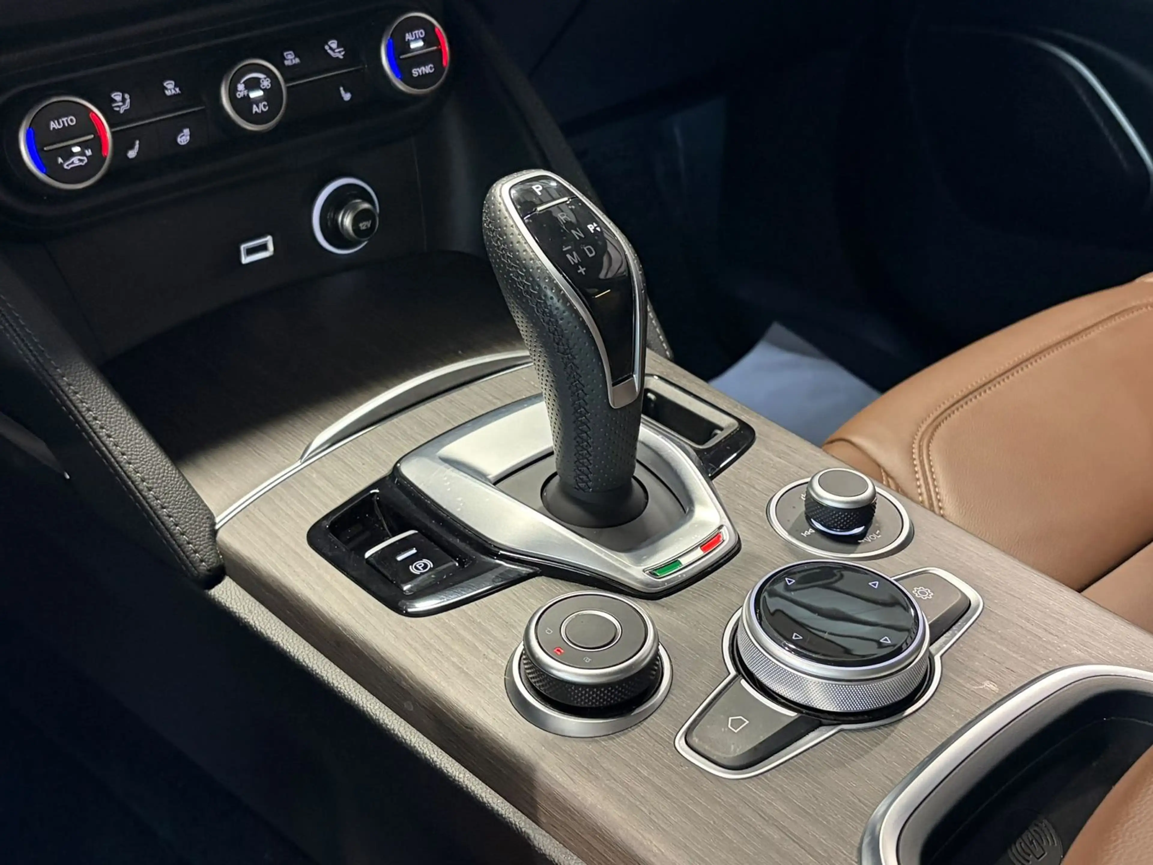 Alfa Romeo Stelvio Ti Q4 XEN+MEMO+ACC+LEDER+KAM+TOT.W+AHK+ — photo 14