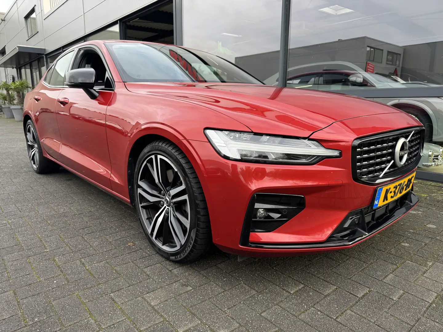 Volvo S60 2.0 B3 R-Design Oranje - 2