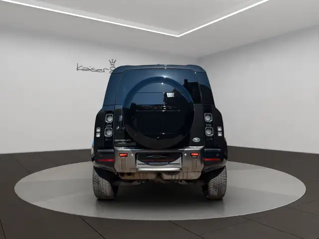 Land Rover Defender 90 view 4