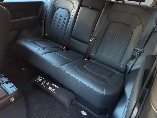 Land Rover Defender 90 view 11